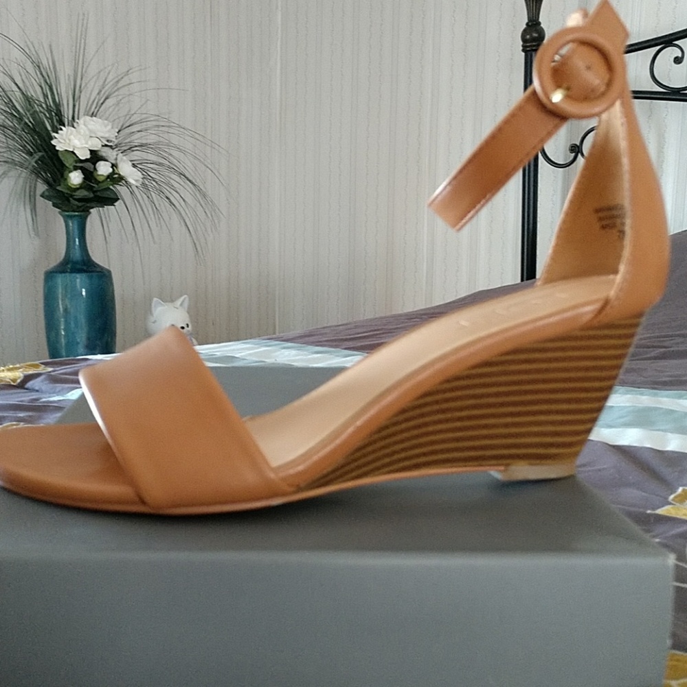 Loft Sandals - Picture 7 of 8